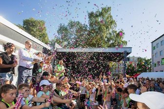 Startschuss in der Plauener Kinderstadt - Gemeinsam mit Oberbürgermeister Steffen Zenner und den Spielstadtbürgern eröffnete der Kinderstadtrat am Dienstag die dritte Plauener Kinderstadt auf dem Gelände der Astrid-Lindgren-Grundschule.