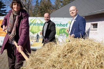 Startschuss mit Heugabel: In Chemnitz entsteht ein Bauernhof wie vor 150 Jahren - Tierparkdirektorin Dr. Anja Dube, Fördervereinschef Thomas Paarmann und Sven Mücklich von der Sparkasse Chemnitz (v. l.) beim Heugabelanstich.