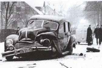 Stasi- und Partei-Dienstwagen kollidieren - Frau stirbt an Folgen - Ein Polizeifoto vom Unfallort zeigt den beschädigten Stasi-Dienstagen.