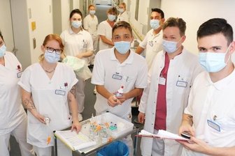 Station 9 fest in Hand der Auszubildenden - Nicolas Badora (r.) mit weiteren Azubis, Pflegekräften und Ärzten auf der Station 9 des Kreiskrankenhauses Freiberg. 