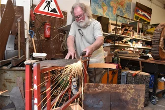 Statt Bergmännern gibt es Möwen und Leuchtturm im Schwibbogen: Wie ein Künstler in Niederbobritzsch neue Wege geht - Hans-Werner Gassmann begeistert sich für Metall, das er zu verschiedenen Kunstwerken verarbeitet.