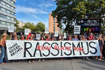 Statt Enkel hüten und Kuchen backen: Wenn Oma und Opa in Chemnitz gegen Rassismus auf die Straße gehen - Die Omas gegen Rechts setzen sich bei Demos gut sichtbar für Menschenrechte und Demokratie ein.