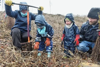 Statt Fichten folgen jetzt Laubbäume a la Kirsche, Eiche und Hainbuche - Wochenendausflug zum Arbeitseinsatz im Wald bei Regen und Wind: Mutti Lisa Weiß mit ihren Jungs Oswin, Johann und Ehemann Samuel.