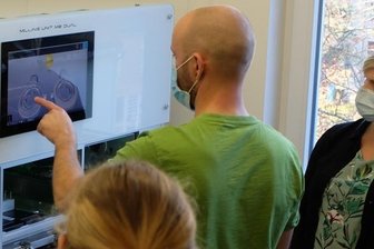 Statt Handwerk steht digitale Technik im Vordergrund - Zahntechniker Stephan Illgen erklärt den Auszubildenden und ihrer Lehrerin Adrienne Falcke die Funktionsweise einer computergesteuerten Fräs- und Schleifanlage.