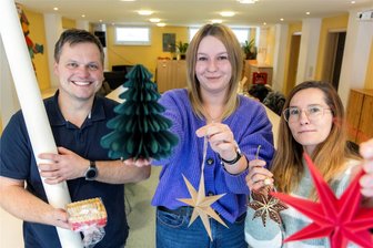 Statt Heiligabend allein: Wohnungsnotfallhilfe organisiert in Annaberg Feier für Menschen in schwierigen Lebenslagen - Nathanael Seidler, Lisa Thomas und Sandra Laukner bereiten die weihnachtlichen Stunden im Haus der Hoffnung vor.