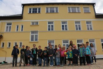Statt in der Kita Leubnitz: Warum diese Kinder jetzt in einem Ex-Gasthaus untergebracht sind - Die Kinder im Hof des „Grünen Baumes“ in Leubnitz.