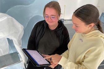 Statt Jugendzentrum entsteht nun ein Jugendcafé in Schwarzenberg - Maxi Behrend und Luisa Wagner vom Kinder- und Jugendparlament in Schwarzenberg planen bereits die Inneneinrichtung.