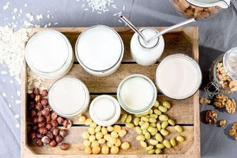 Statt Kuhmilch Pflanzendrink fürs Kind? Tipps für Eltern - Pflanzendrinks wie Soja- oder Hafermilch haben ein anderes Nährstoffprofil als Kuhmilch und sind für Säuglinge ungeeignet.