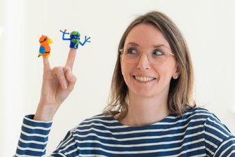 Statt langes Warten auf einen Termin beim Augenarzt: Orthoptistin prüft Sehvermögen - Orthoptistin Katja Bendzmierowski-Köhler nutzt die Fingerpuppen, um Augenbewegungen ihrer kleinen Patienten zu untersuchen.
