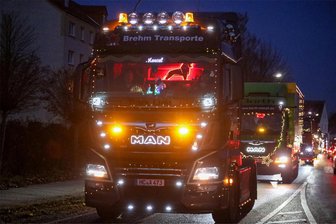 Statt Lichterfahrt: Beleuchtete Laster ab Hainichen auf Tour - Die beleuchteten Lkw auf Tour, hier kurz nach dem Start in Hainichen.