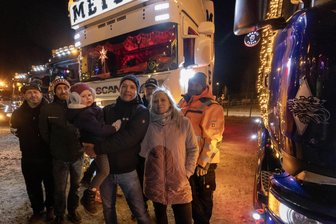 Statt Lichterfahrt im Erzgebirge: Termin für Veranstaltung auf Kätplatz steht fest - Organisator Sven Meyer (Mitte) hatte im Vorjahr mehrere Lkw auf den Kätplatz gebracht.