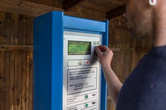 Statt Münzen - Geyer führt das Handyparken ein - Künftig sollen Nutzer der Parkautomaten an der Thumer Straße bei Geyer und an anderen Standorten nicht nur mit Bargeld, sondern auch per Smartphone zahlen können. Die Stadt will das zunächst ein Jahr lang testen. Im Rat gab es Zustimmung dafür. 