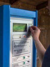 Statt Münzen: Geyer führt das Handyparken ein - Künftig soll man bei Parkautomaten an der Thumer Straße bei Geyer und an anderen Standorten nicht nur mit Bargeld, sondern auch per Smartphone zahlen können. 