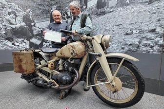 Statt Raubkunst im Vogtland spürt Schatzsucher historisches Militärmotorrad in Zwickau auf - Schatzsucher Walter Hemmerlein (links) und Hilmar Hahn aus Hammerbrücke, dessen Vater die DKW 1945 an sich nahm, fachsimpelten am Montag im Automobilmuseum Zwickau. 