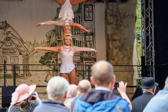 Statt-Stadtfest in Mittweida: Gäste ziehen positives Fazit - Die Zwillingsschwestern Carmen und Claudia zeigten am Sonntag auf der Bühne des historischen Marktes ein Programm aus Artistik, Musik und Charme.