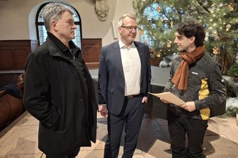 Statt Weihnachtskarten Spende an Kultur: Landrat Sven Krüger würdigt Engagement in Augustusburg - Jens Schmidt, Mittelsachsens Landrat Sven Krüger und Pascal Kaufmann (v.l.).