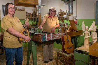 Statt Weihnachtskonzerten gibt es eine CD - Ingrid und Heiner Stephani mit ihren Instrumenten in der Olbernhauer Drechselwerkstatt.