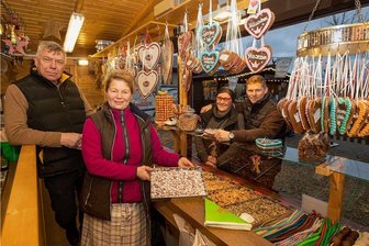 Statt Weihnachtsmarkt: Händler starten Straßenverkauf im Plauener Stadtteil Haselbrunn - Weil der Weihnachtsmarkt abgesagt wurde, ist die Plauener Schaustellerfamilie Hickmann mit einem Stand nun an der Seumestraße zu finden.