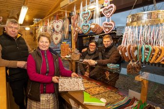 Statt Weihnachtsmarkt: Händler starten Straßenverkauf in Plauen - Weil der Weihnachtsmarkt abgesagt wurde, ist die Plauener Schaustellerfamilie Hickmann mit einem Stand nun an der Plauener Seumestraße zu finden. 