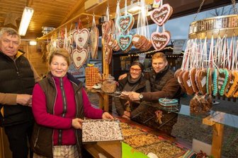 Statt Weihnachtsmarkt: Händler starten Verkauf in Haselbrunn - Weil der Weihnachtsmarkt abgesagt wurde, ist die Plauener Schaustellerfamilie Hickmann mit einem Stand nun an der Seumestraße zu finden. 