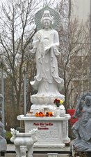 Statue an der B 173 steht und steht und steht - Im Hof der ehemaligen Gaststätte und Kegelbahn an der Lippoldsruh trotzt die weibliche Statue Wind, Wetter und den Behörden. 