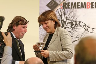 Statue "B" des Internationalen Auschwitz-Komitees an Pia Findeiß überreicht - Christoph Heubner, Exekutiv-Vizepräsident des Internationalen Auschwitz Komitees, überreichte die Statue "B".