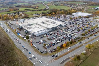 Stau am Globus und halb Oberfranken beim Shopping in Plauen: „Nierenragout im Beutel - das ist saugut!“ - Einkaufsmarathon nach Reformationstag und am Feiertag in Bayern: Pickepackevoll ist der Parkplatz am Globus Weischlitz. Auch auf den Anfahrten von der A 72 kommend, staut es sich.