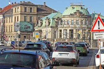 Stau an Zwickauer Kreuzung: Ist die Rückkehr zur Grünen Welle schuld? - Die Ampeln an der Mocc sind seit dem Ende der Sperrung am Stadtarchiv wieder auf „Grüne Welle“ programmiert.