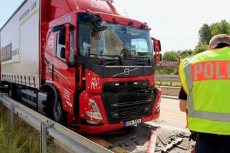 Stau auf A 4 bei Chemnitz-Mitte nach Unfall - Die Lkw-Zugmaschine weist mehrere Schäden auf.