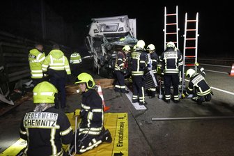 Stau auf A4 bei Chemnitz nach Unfall - Die Feuerwehr hilft bei den Bergungsarbeiten der Lkw.