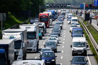 Stau auf A4 in Chemnitz Richtung Dresden - Der Verkehr staut sich auf Autobahn ab Chemnitz Mitte in Richtung Dresden.