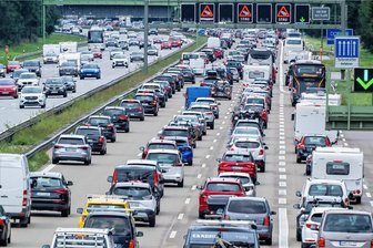 Stau auf A4 in Richtung Dresden - Auf der A4 kam es zu einem Unfall mit zwei LKW. 