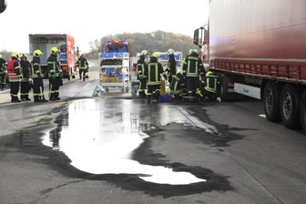 Stau auf A4: Lkw verliert nach Unfall Diesel - Ein Pkw riss einem Lkw auf der A4 bei Nossen den Tank auf, woraufhin dieser Diesel verlor.