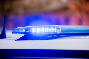Stau auf B173 und A72 nach Crash an Abfahrt Plauen-Ost - Ein Blaulicht leuchtet auf dem Dach eines Streifenwagens der Polizei.