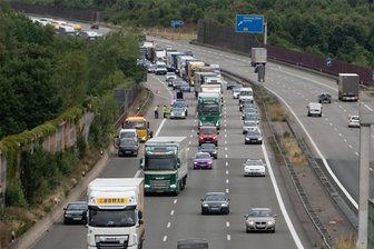 Stau auf der A 4: Anhänger mit Holzladung kippt um - Auf der A 4 Richtung Erfurt ist es am Abend zu Behinderungen gekommen.