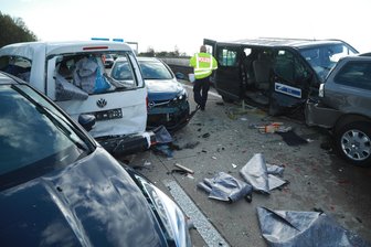 Stau auf der A 4: Schwerer Unfall mit mehreren Fahrzeugen - Ein schwerer Auffahrunfall hat sich am Donnerstagnachmittag auf der A 4 am Autobahndreieck Nossen ereignet.