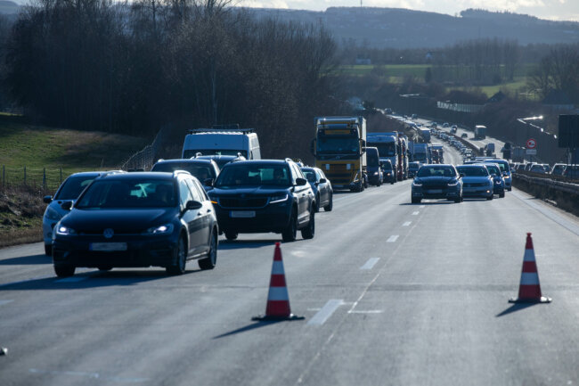 Stau auf der A 72: Auffahrunfall mit mehreren Fahrzeugen zwischen Stollberg und Chemnitz - Laut Polizei sind drei Personen verletzt worden. Die Autobahn musste zeitweise voll gesperrt werden.