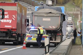 Stau auf der A 72 bei Chemnitz: Das war der Grund - Am Mittwochnachmittag kam es auf der A 72 bei Chemnitz zu einem Unfall.