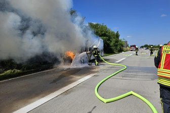 Stau auf der A 72: Imbisswagen gerät bei Penig in Brand - Ein Imbisswagen ist auf der A 72 bei Niederfrohna in Brand geraten. Die Ursache ist unklar.