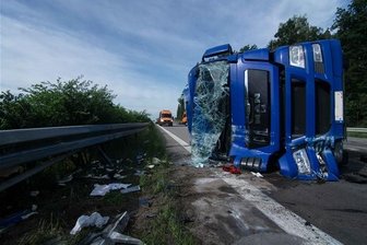 Stau auf der A4: Lkw kippt zwischen Hainichen und Frankenberg auf die Seite -