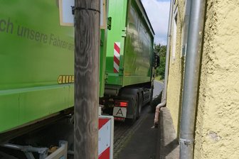 Stau auf der Autobahn 4 bei Reinsberg: Taugliche Alternativen sind gefragt - Die Blechlawine rollt streckenweise dicht an den Häusern in Dittmannsdorf vorbei.