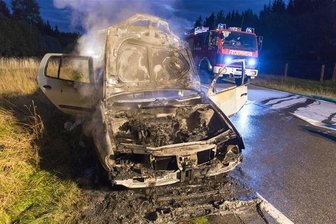 Stau auf der B174: Pkw in Flammen -