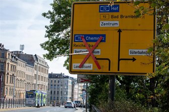 Stau im Plauener Norden: Kreuzung Pausaer/Martin-Luther-Straße für Linksabbieger dicht - Wegen Arbeiten an den Straßenbahngleisen ist die Kreuzung im Plauener Norden derzeit gesperrt.