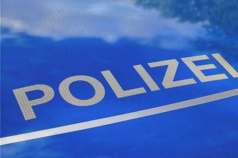 Stau im Vogtland: Laster fährt auf Sattelzug - Ein Auffahrunfall auf der A 72 zwischen Plauen-Ost und Treuen rief am Donnerstagnachmittag Polizei, Feuerwehr und Rettungskräfte auf den Plan.
