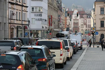 Stau in der Innenstadt von Aue: B 101 seit Montag teilweise gesperrt - Geradeaus geht es auf der B 101 in der Auer Innenstadt vorerst nicht weiter. Die Spur in Richtung Schneeberg ist ab dem Hotel Blauer Engel gesperrt.
