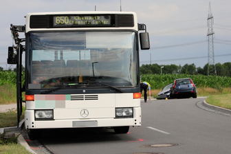 Stau nach Busunfall auf Röhrsdorfer Allee - 