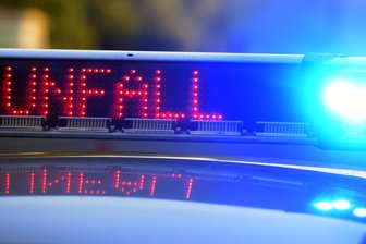 Stau nach schwerem Unfall auf der Autobahn im Erzgebirge - Schwerer Unfall auf der A 72 bei Stollberg - mit einem Schwerverletzten.