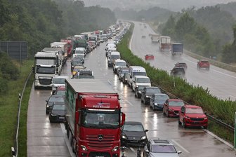 Stau nach Unfall auf der A 4 bei Glauchau: Auto kracht in Leitplanke – Polizei sucht blauen VW T6 - Kurz nach dem Unfall gab es auf der A 4 einen Stau.