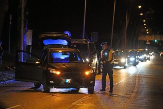 Stau nach Unfall auf der Planitzer Straße in Zwickau: Auto erfasst Fußgänger - Nach dem Unfall bildete sich ein Stau auf der Planitzer Straße in Zwickau.