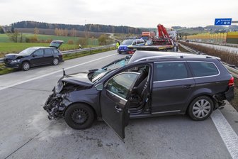 Stau nach Unfall mit vier Fahrzeugen auf der A72 bei Stollberg - 